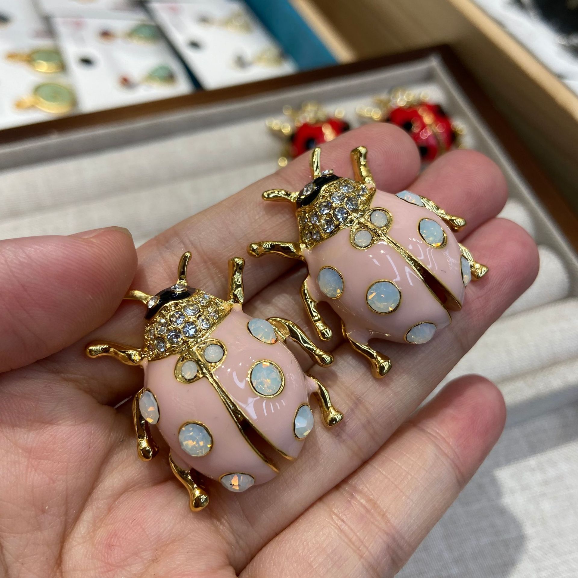 2026 New Sparkling Ladybug Stu - Vintage Fashion Bug 评论和价格