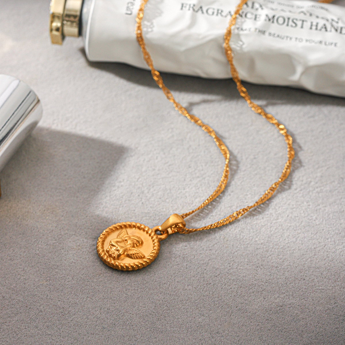 French vintage necklace, niche - Vintage Fashion Instagram 评论和价格