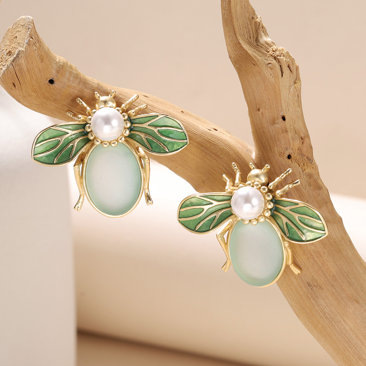 Vintage Inspired Green Enamel  - Vintage Fashion Bug 评论和价格
